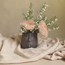 Load image into Gallery viewer, Face Vase - brwn clay