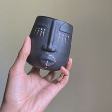 Load image into Gallery viewer, Face Vase - blk clay