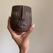 Load image into Gallery viewer, Face vase - brwn clay
