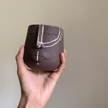 Load image into Gallery viewer, Face vase - brwn clay