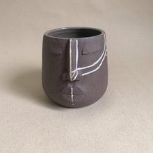 Load image into Gallery viewer, Face vase - brwn clay