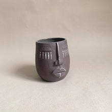 Load image into Gallery viewer, Face vase - brwn clay