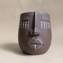 Load image into Gallery viewer, Face vase - brwn clay