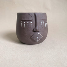 Load image into Gallery viewer, Face Vase - brwn clay
