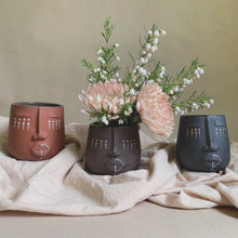 Load image into Gallery viewer, Face Vase - blk clay
