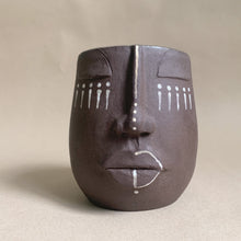 Load image into Gallery viewer, Face vase - brwn clay
