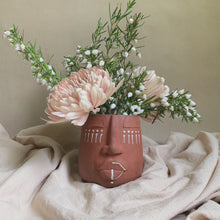 Load image into Gallery viewer, Face vase - red clay
